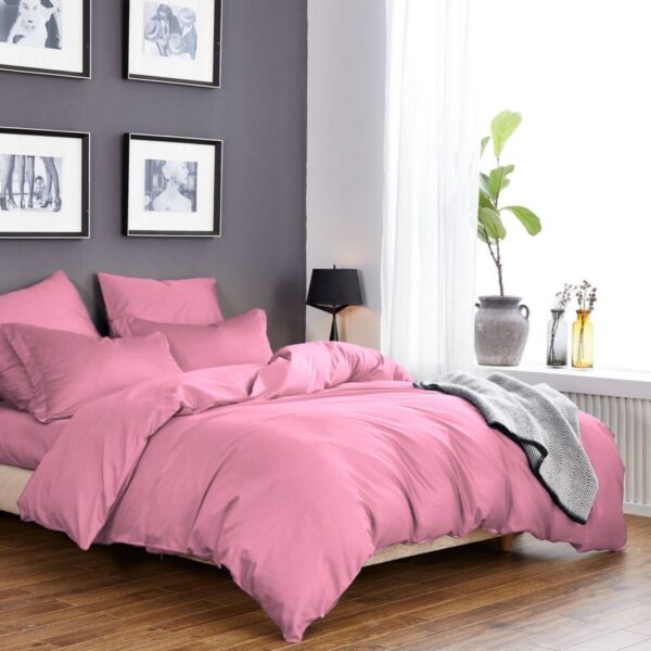 Однотонное постельное белье розового цвета