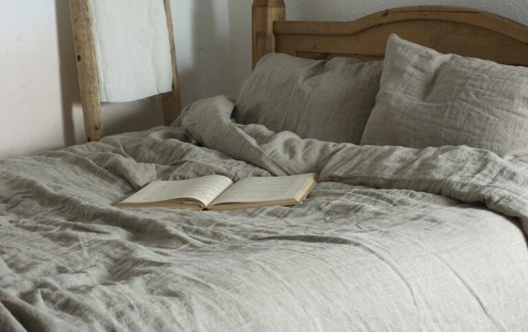 Особливості льняної постільної білизни: чому це становить новий тренд у світі інтер'єру Інтер'єр - це відображення нашого внутрішнього світу. Він відображає наші смаки, наші уподобання та наш спосіб життя. Він відображає, як ми бачимо світ навколо нас. У цьому розумінні, льняна постільна білизна - це новий тренд у світі інтер'єру, який відображає відношення до моди та стилю, що змінюються з часом. Далі ми пояснемо детальніше  про особливості льняної постільної білизни. Льняна тканина відома своєю неперевершеною якістю та естетикою. Вона є однією з найдавніших використовуваних тканин у світі, що знаходила своє використання у виготовленні одягу, різних видів сумок та аксесуарів. Проте, останнім часом, льняна тканина стала дедалі популярнішою серед дизайнерів інтер'єру, оскільки вона пропонує не тільки естетичне задоволення, але й вигідні характеристики для здоров'я та комфорту. Текстура та зовнішній вигляд льняної тканини Льняна тканина має особливу текстуру та зовнішній вигляд, який є відмінним від інших матеріалів, таких як бавовна чи шовк. Вона має здатність вбирати вологу та швидко висихати, тому її часто використовують для виготовлення різноманітної білизни, включаючи постільну білизну. Окрім цього, льняна тканина має особливі властивості, які роблять її більш привабливою для використання у постільній білизні. Наприклад, льняна тканина є натуральною тканиною, що робить її більш природньою та екологічно чистою. Це означає, що вона не містить хімічних речовин, що можуть бути шкідливими для здоров'я, а також не накопичує статичної електрики, що забезпечує комфортний сон. Застосування льняної постільної білизни в інтер'єрі Один з головних плюсів льняної постільної білизни - це її універсальність та сумісність з будь-яким стилем інтер'єру. Вона додає простору легкості та повітряності, тому вона може бути використана як у класичному, так і в сучасному інтер'єрі. Крім того, льняна постільна білизна може бути дуже ефектним доповненням до дизайну спальні або гостьової кімнати. Вона надає додаткової текстури та витонченості, створюючи затишну та заспокійливу атмосферу для відпочинку. Купити постільну білизну з льону можна на сайті CottonTwill. Як обрати льняну постільну білизну? Обираючи льняну постільну білизну, слід звернути увагу на деякі характеристики, які впливають на якість та комфорт використання. Ось деякі з них: Щільність тканини. Більш щільна тканина додає більше комфорту та зносостійкості. Тому варто обирати постільну білизну з тканиною щільністю не менше 150 г/м². Якість тканини. Якість льняної тканини може відрізнятися в залежності від країни виробництва, тому варто звернути увагу на виробників, які мають добру репутацію у виробництві текстильних виробів. Колір. Комплект постільної білизни з льону може бути в різних кольорах - від натуральної білосніжної до теплих та насичених відтінків. Вибір кольору залежить від особистого смаку та стилю інтер'єру. Тип застібки. Набір льняної постільної білизни може мати різні типи застібок - гудзики, кнопки, блискавки, зав'язки тощо. Варто вибирати такий тип застібки, який зручний для вас та не створює дискомфорту під час сну. Розмір. Льняна постільна білизна може бути в різних розмірах - для одної, двох, або більше людей. Варто вибирати такий розмір, який відповідає розміру вашого матраца та забезпечує комфортний сон. Догляд. Льняна постільна білизна може вимагати деякої уваги при догляді. Як правило, вона прана в ручному режимі або на дуже низьких обертах у пральній машині, а також вимагає прасування для збереження своєї форми та текстури. Тому слід звернути увагу на інструкції з догляду, які зазвичай знаходяться на етикетці виробу. Заключення Льняна постільна білизна - це чудовий вибір для тих, хто прагне комфорту та здорового сну. Вона має багато переваг, таких як висока зносостійкість, екологічна чистота та натуральність, а також здатність регулювати вологість та температуру в ліжку. Крім того, льняна постільна білизна може додати стильності та витонченості до інтер'єру, створивши затишну та заспокійливу атмосферу в спальні. Якщо ви шукаєте якісну та естетичну постільну білизну, льняна опція може бути саме тим, що вам потрібно. Незважаючи на деякі недоліки, такі як більш висока ціна та складність догляду, льняна постільна білизна все ще залишається популярним вибором серед тих, хто цінує комфорт, стиль та екологічну чистоту. З його допомогою ви можете створити затишну та здорову атмосферу в спальні та насолоджуватися високоякісним сном. Також варто зазначити, що льняна постільна білизна не є єдиним варіантом для комфортного сну та стильного інтер'єру спальні. Є багато інших матеріалів, таких як бавовна, шовк, сатин та бамбук, які також можуть бути гідними вибором для вашої постільної білизни. Варто обрати той, який відповідає вашому смаку та вимогам до якості сну. Отже, льняна постільна білизна - це чудовий вибір для тих, хто хоче насолоджуватися комфортним сном, зберігаючи екологічну чистоту та стильний дизайн в своїй спальні. Якщо ви дотримуєтеся принципу "менше - це краще" та шукаєте найкращий варіант для вашого здоров'я та комфорту, льняна постільна білизна може стати ідеальним вибором. фото